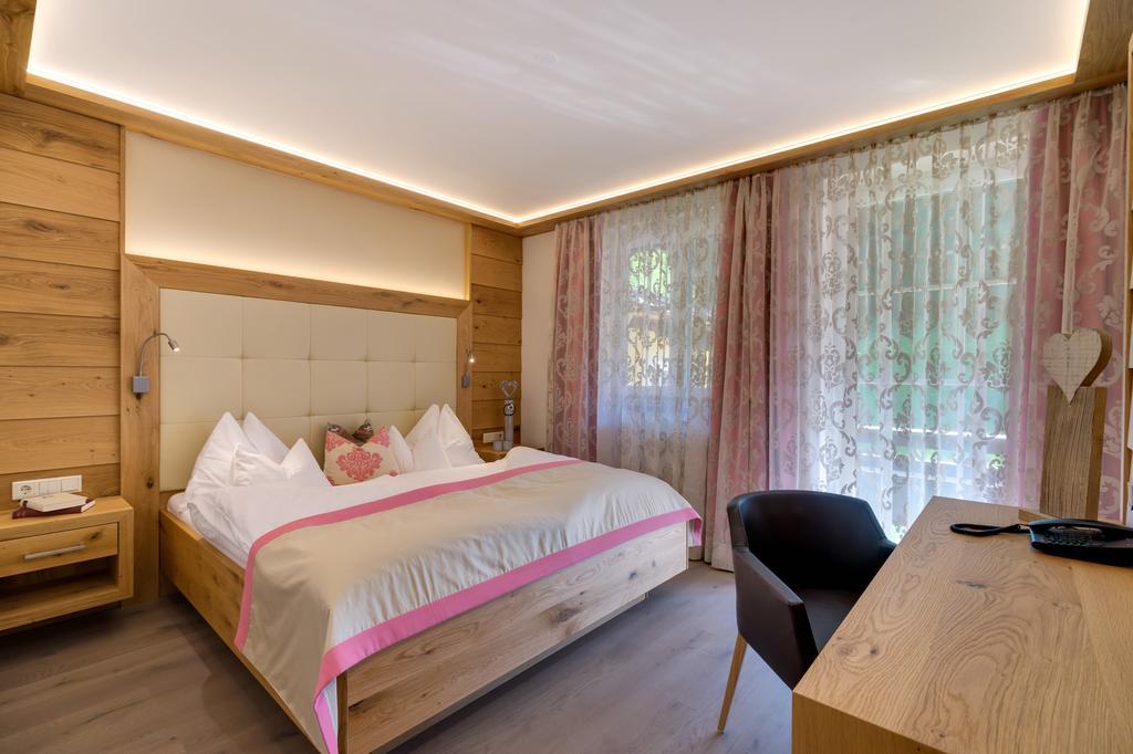 Hotel Fischerwirt Natur WaldSPA Faistenau Ruang foto